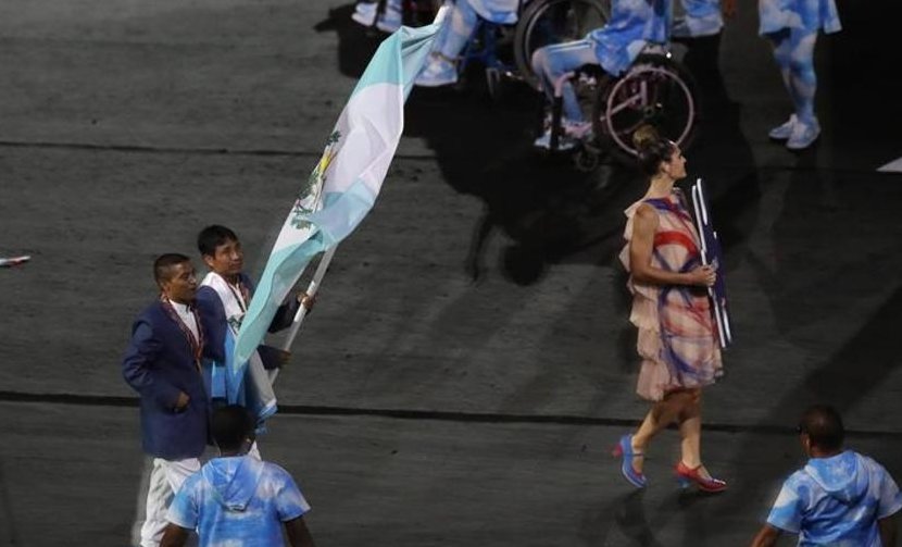 soy_502's tweet photo. Así desfiló Guatemala en los Juegos Paralímpicos Río 2016 https://t.co/KQEl1WfnWr https://t.co/f4dcbrpaVK
