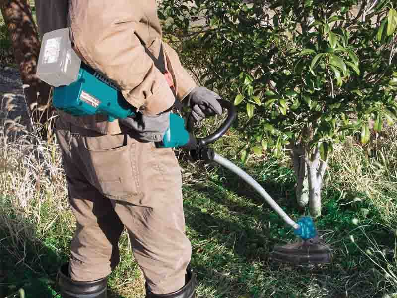 Makita 18V LXT Brushless Curved Shaft String Trimmer constructionupdates.net/makita-18v-lxt…