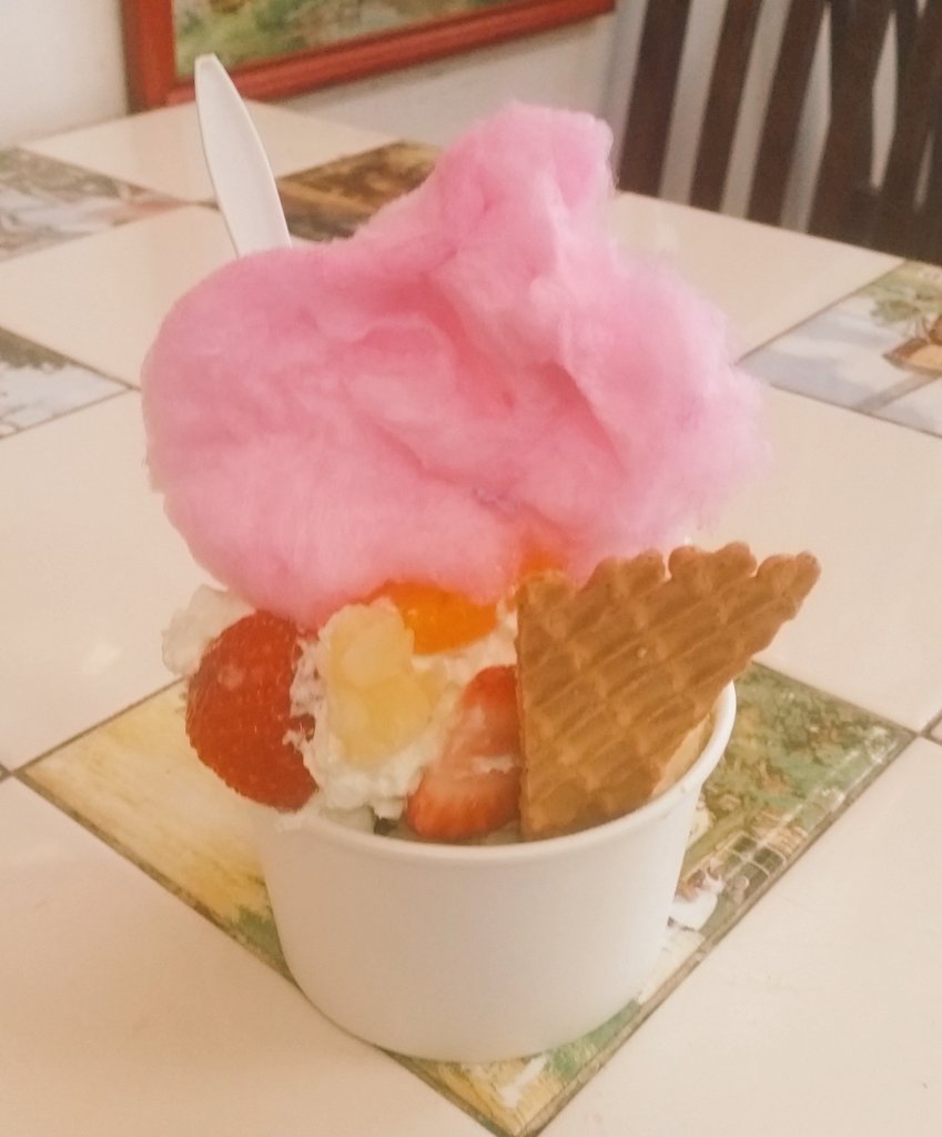 #howshehustles by Emily Mills tweet media