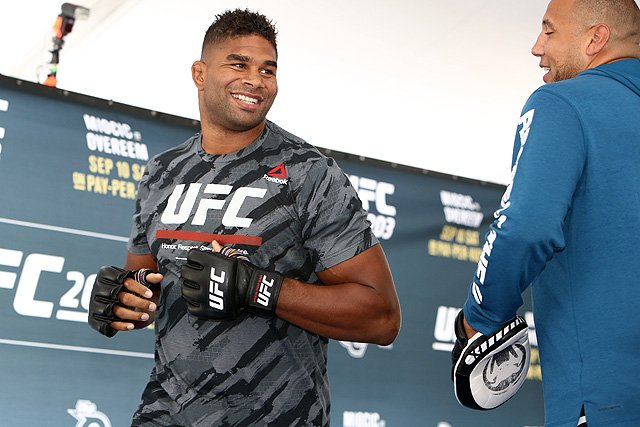 sherdogdotcom's tweet photo. Video: Alistair Overeem Laughs at Cleveland Heckler at #UFC203 Open Workouts https://t.co/fSHrhtyhyq https://t.co/ehVbWnm2Ls