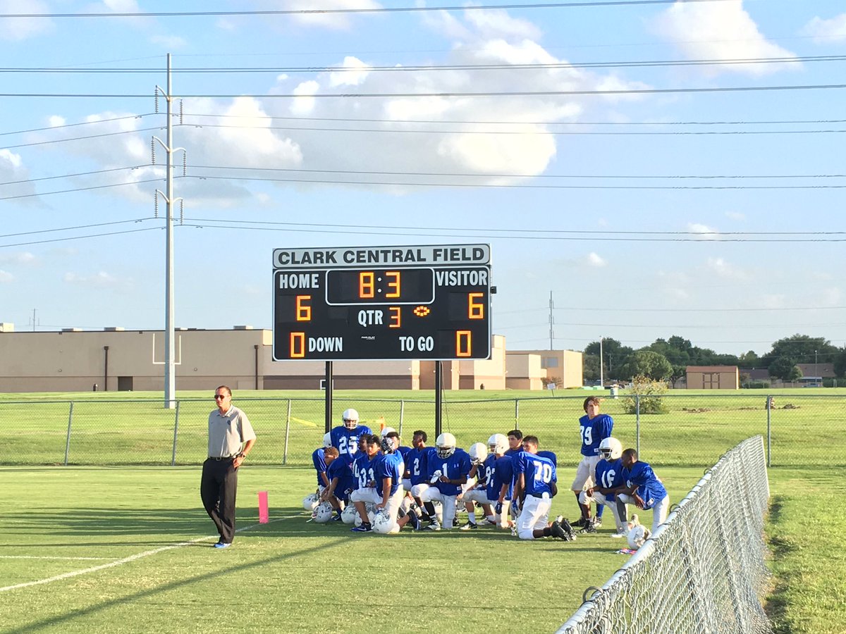robinsonreader's tweet photo. It's football season in Plano! Get 'em Cowboys! #cmscheer #carpenterstrong https://t.co/yePJtE9P6R