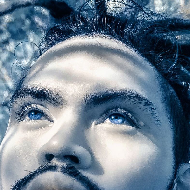 KuyaHowler's tweet image. Pale skin and blue eyes. We all look the same in infrared light. 💗🌏
📷@worldininfrared