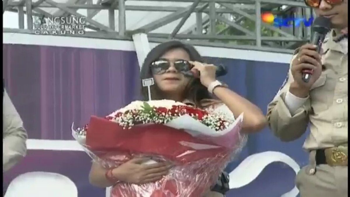 widew_01's tweet photo. Ciee ka @audimarissa_  dapet bunga dari ko @BillyDavidson_ 😍😘 https://t.co/9oLh2kTzOR