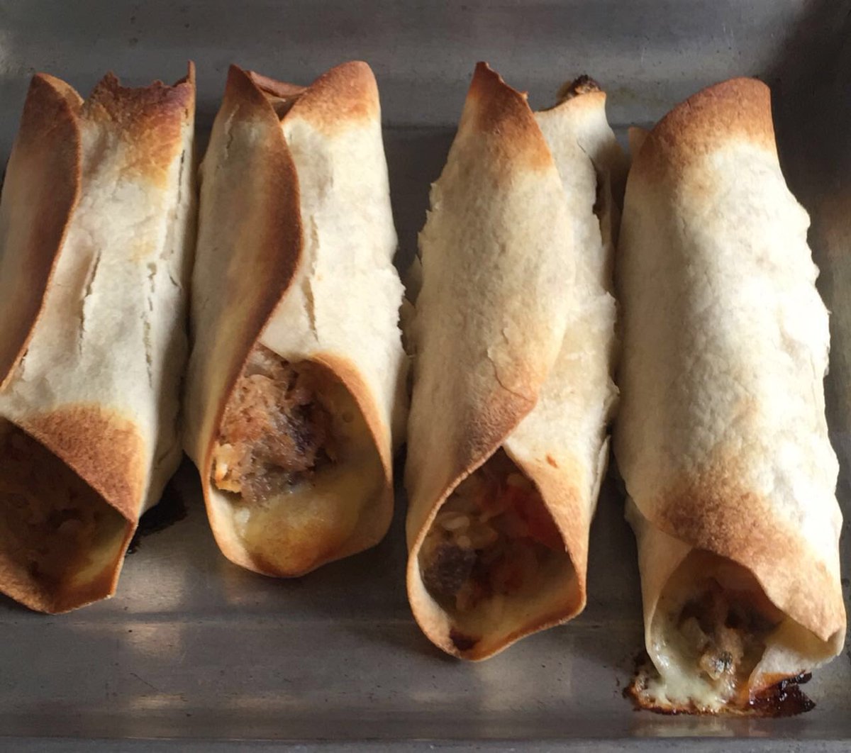 ThePowerBurrito's tweet photo. El gran @apsolari se descongelo 4 amigos de su #PackFreezer. Qué lindo que les queda el calor del horno! #ComePower https://t.co/fEGdF6KxkQ