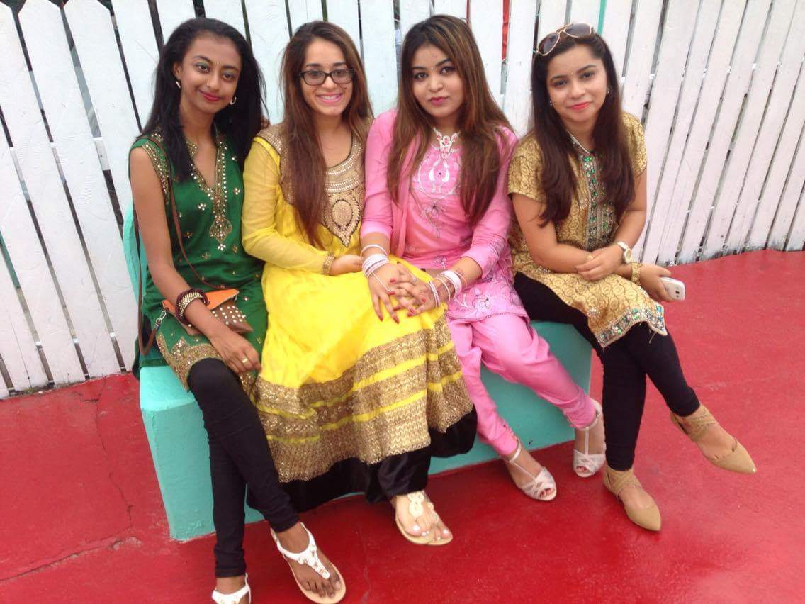 oliviakhan2015's tweet photo. #wedabomb #squad #indiangirls #goingallclassyinourindianwear #jhandi #indianfunction #mybabiesssssssss https://t.co/l1OwjPoz0C