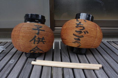 inari_lab's tweet photo. <近畿地方・狐施行>旧正月の前後の夜、「せんぎょう、せんぎょう」と唱えながら稲荷神社や狐の巣穴を巡って油揚げや赤飯を備える。冬の寒さで食べ物が減り、困った狐が人里で餌を盗んでいたのを見かねた人々が狐の好物を与えたのが始まりという。 https://t.co/bKO0tb6PEO