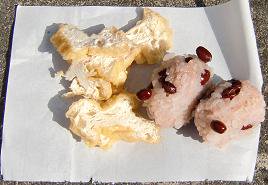 <近畿地方・狐施行>旧正月の前後の夜、「せんぎょう、せんぎょう」と唱えながら稲荷神社や狐の巣穴を巡って油揚げや赤飯を備える。冬の寒さで食べ物が減り、困った狐が人里で餌を盗んでいたのを見かねた人々が狐の好物を与えたのが始まりという。