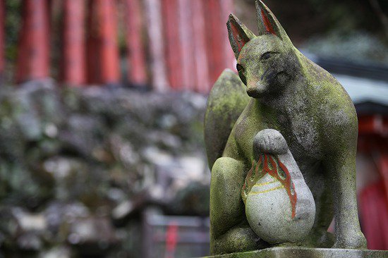 <佐賀・祐徳稲荷社>肥前鹿島藩主夫人が稲荷大神分霊を勧請。命婦社は白狐霊を祀る。後年、京都火災時に藩主邸で稲荷社の狐と思われる不思議な一行が火消を行ったが、彼らは身分が低くて御所には入れなかったため、天皇が官位を授け、命婦神となった