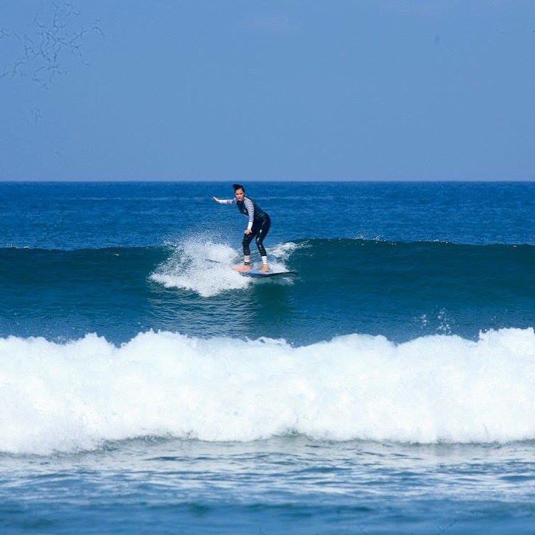 Catching some green 🌊🏄🏽 #balisurfschool #wellnessretreat #surfing #oceansoulretreat #seminyak #bali #nlfitness