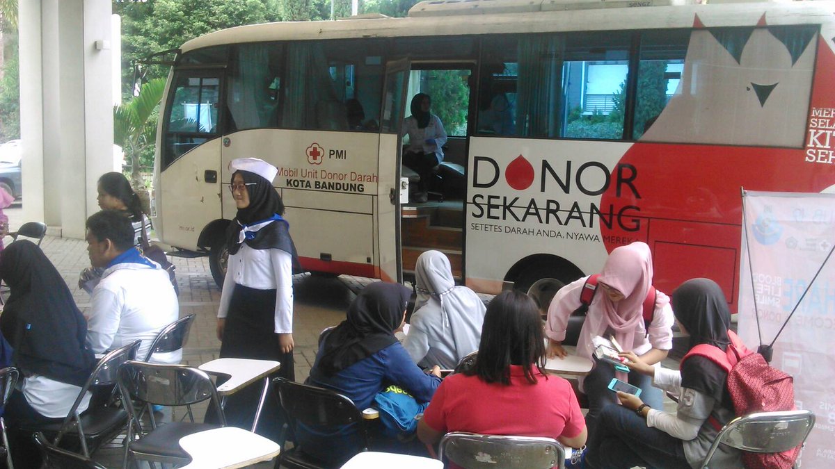 Siapa yg mau donor darah? Yuk kita tunggu di depan FPMIPA A / Jica UPI😉