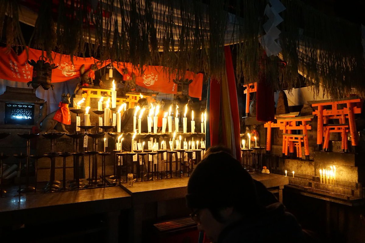 <京都・お塚信仰>稲荷山中には摂末社やご神蹟ごとにそれを取り巻く形で個人や企業による石に神名を刻んだ小さな塚や祠が無数に祀られている。明治初頭、お塚を造るのは禁止されたが、禁を破る者が後を絶たず、昭和37年にはついに公式に許可された