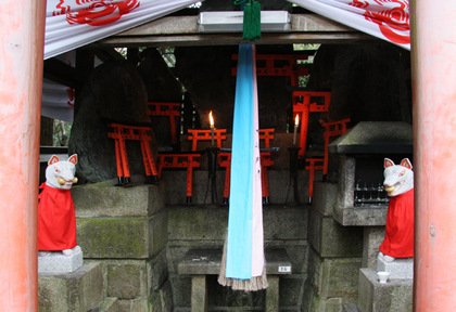 <京都・新池（谺ヶ池）>稲荷山山中、熊鷹社のほとりにせり出して立つ池。家出人や行方不明者などを探している者が池に向かって手を打ち、反射して帰ってきたコダマの方向を探すと発見できるか、捜索に重要な手がかりを得られるという言い伝えがある