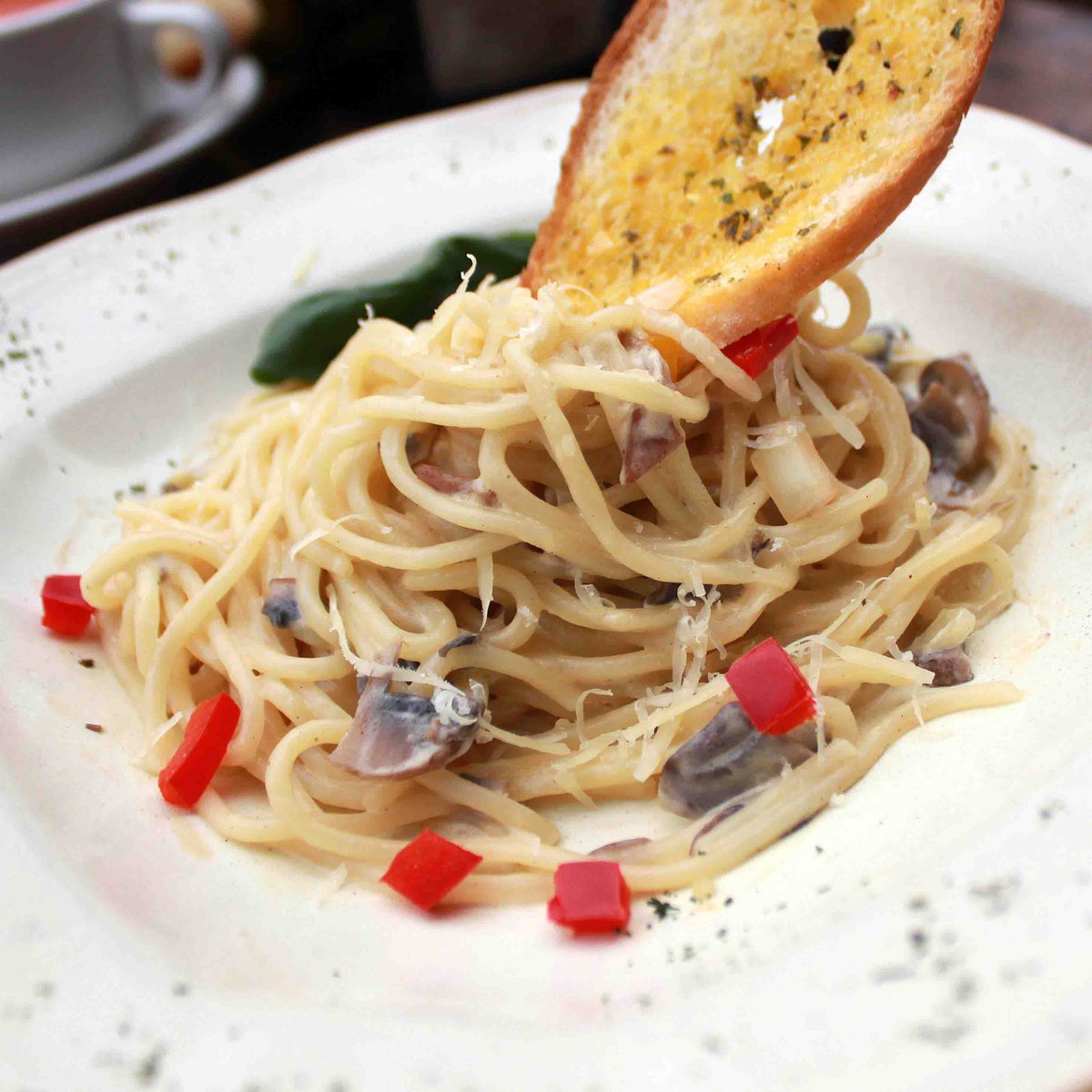 Kalian penyuka masakan Itali? So come and joins us to enjoy our special Spagheti Carbonara. #pastajogja #cafejogja