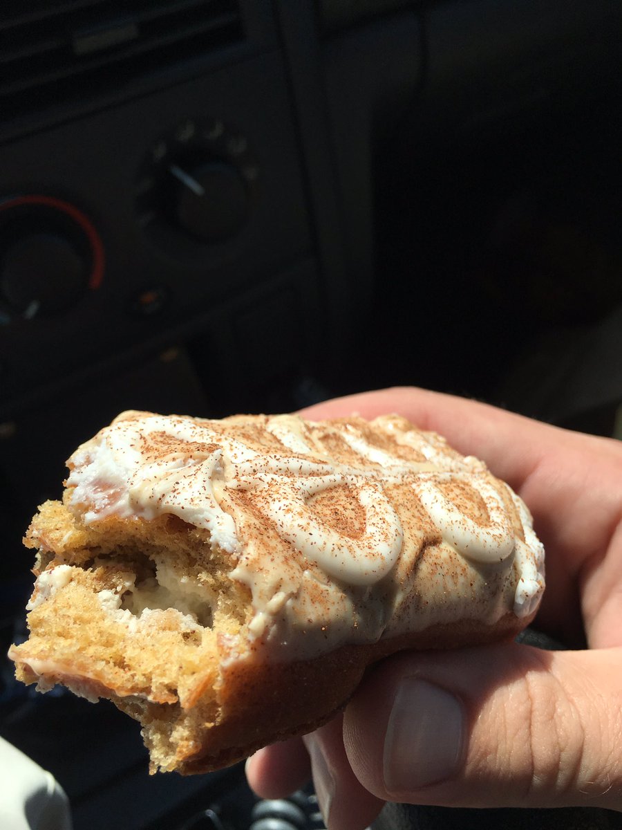MrGrayFTW's tweet photo. Hey @MasonEverett15 and @_muscle_mom, is this how you do #iifym ??? #preworkoutcarbs #cinnabon #pumpkinspice #fallfatty 😂 https://t.co/TBt0InPa3u