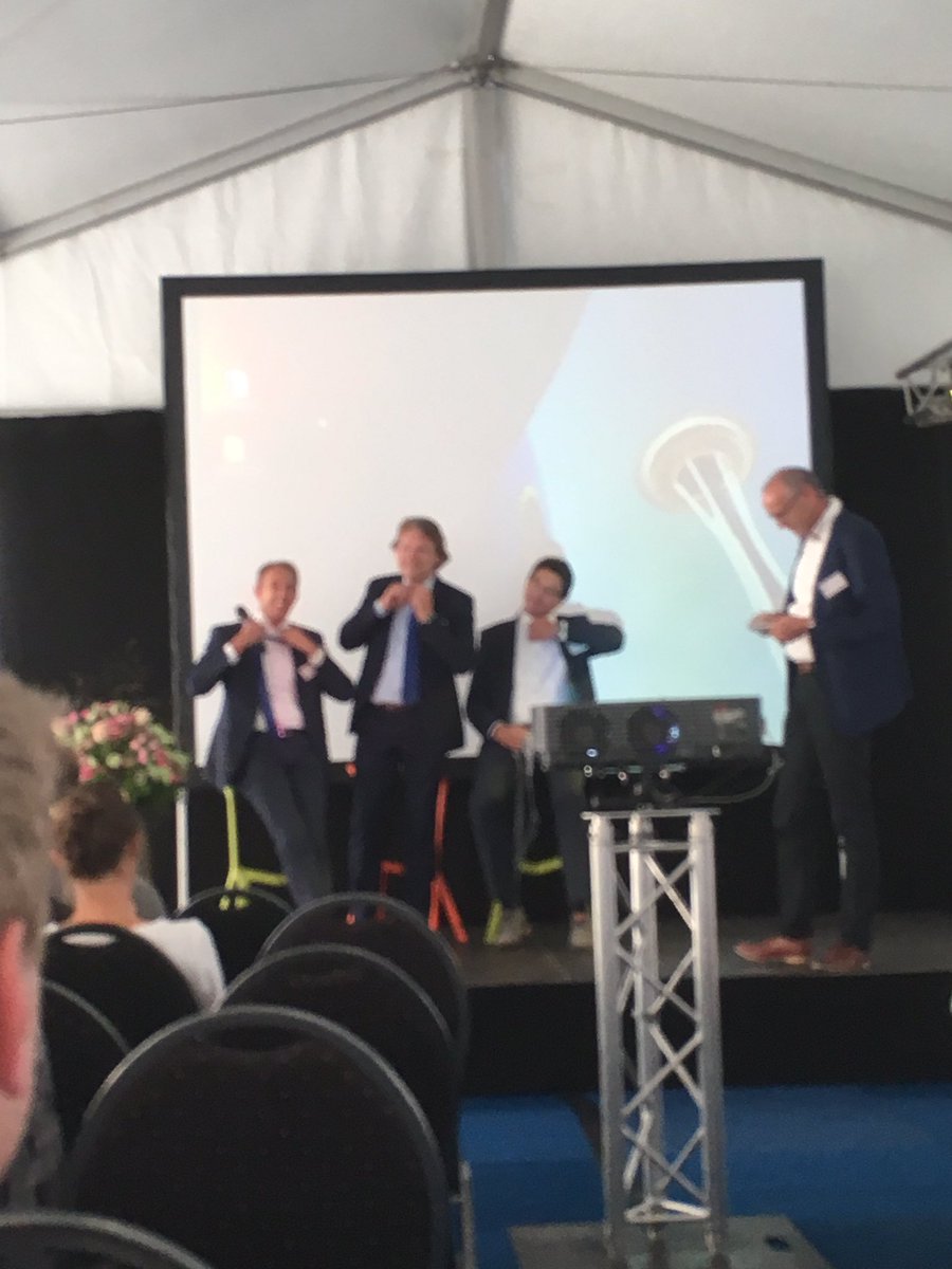 StartersEventRH's tweet photo. In navolging van Prins Claus ging de stropdas vandaag af #netwerken #startup #serh16 https://t.co/7oAy4ybWpq
