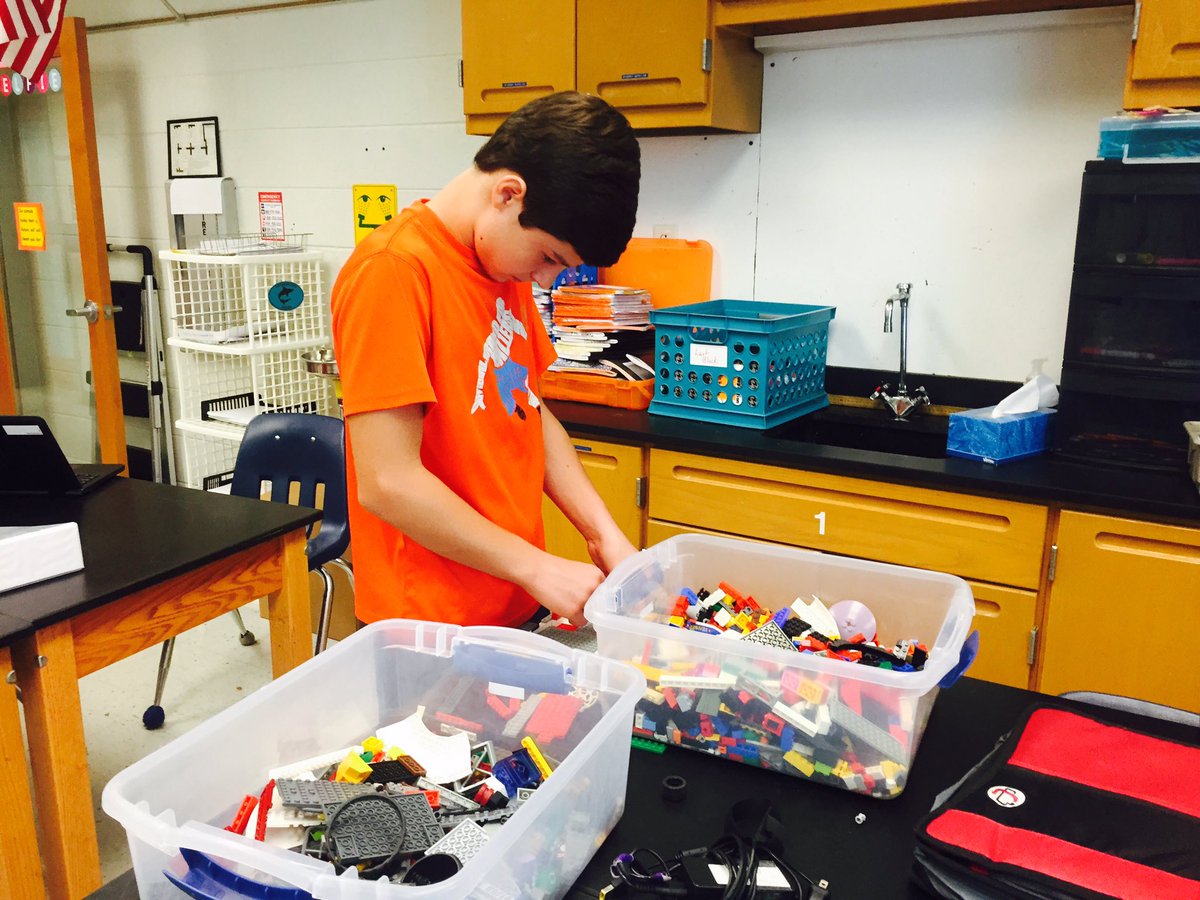 eppercival's tweet photo. Working on our #chemrxncars prototypes in #mechatronics2016. @RickVrhovac @SMSSharks @bpicc https://t.co/lD92mAb1pQ