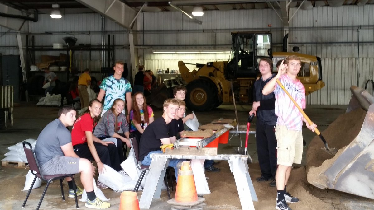 MasonCityCSD's tweet photo. More photos of Mohawk Pride at work! About 20 students filled 3000 sandbags in the effort. #fallflood #mcmohawks https://t.co/UddHdbRIgt