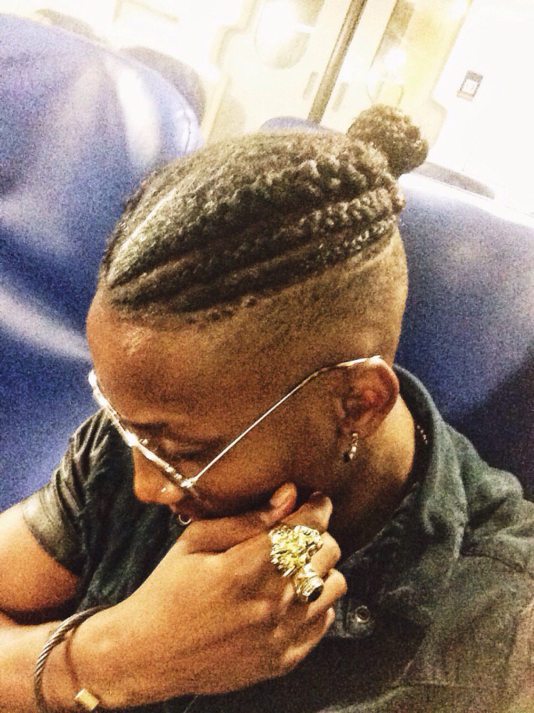 ElgarMilesHS's tweet photo. This is wht happens when u go to a naija barbershop #VSCO #naijagirlskillingit #braidsmen #hairstyle https://t.co/MeK8cgLhxp