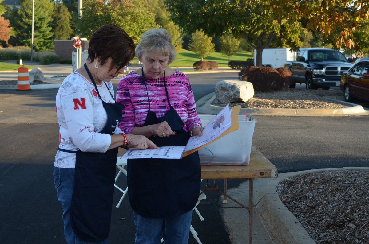 #ThrowbackThursday Last year's wonderful volunteers keep us organized. Like to volunteer? signupgenius.com/go/20f0449aea6…