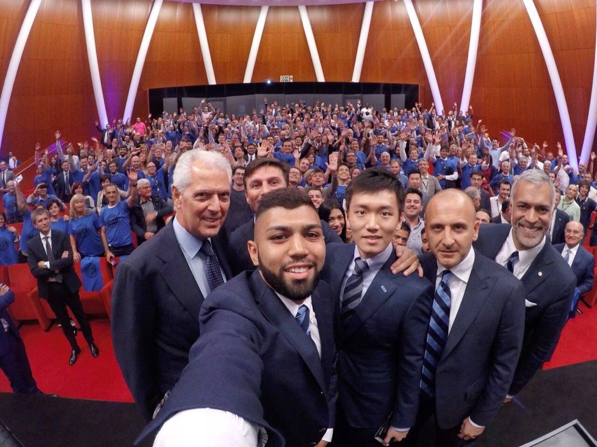 gabigol's tweet photo. Grazie @Inter del' accoglienza! Obrigado @Inter_pt pela recepção! ⚫️🔵🇮🇹☝🏼️👊🏻 https://t.co/cfl0NHd9DQ