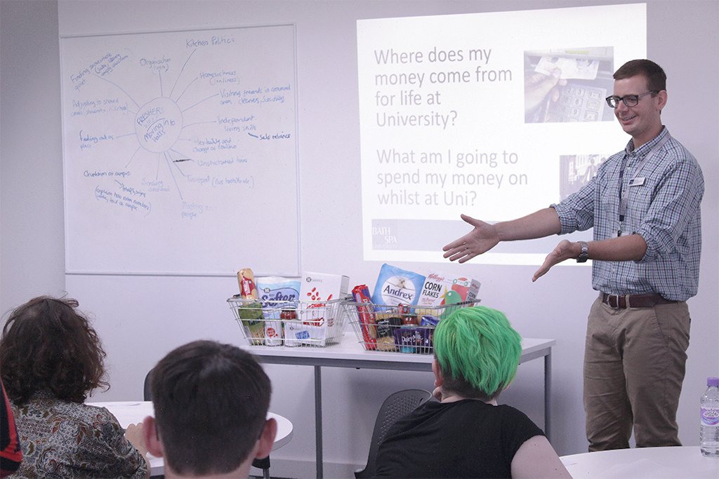 BathSpaUni's tweet image. @BathSpaSSS are off to a flying #GetStarted16 – leading today&apos;s workshop was Student Money Advisor Ben!