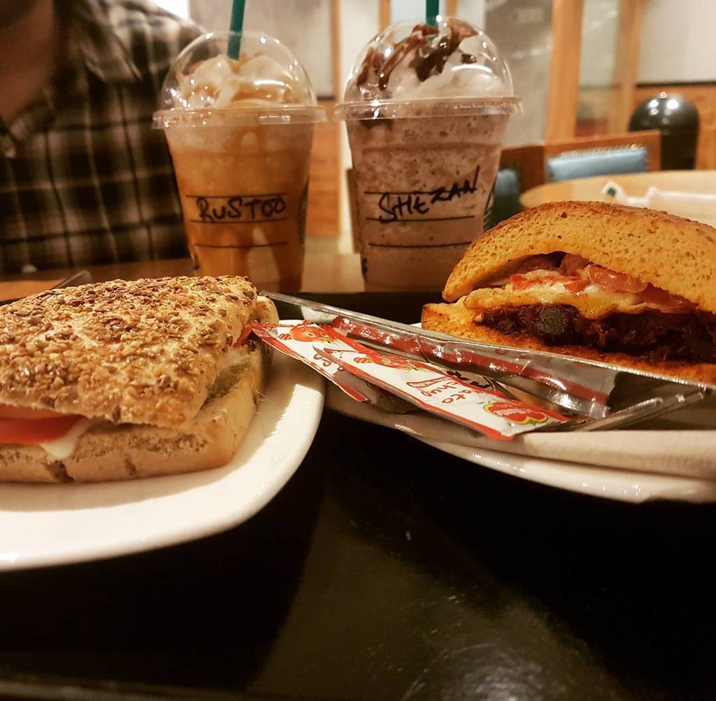shaizan's tweet photo. #dinnerwithfriend #foodporn #foodgasm #instafood #lightdinner #starbucks #mumbaifood https://t.co/QiIAbdhBVa https://t.co/OGmok56IAg