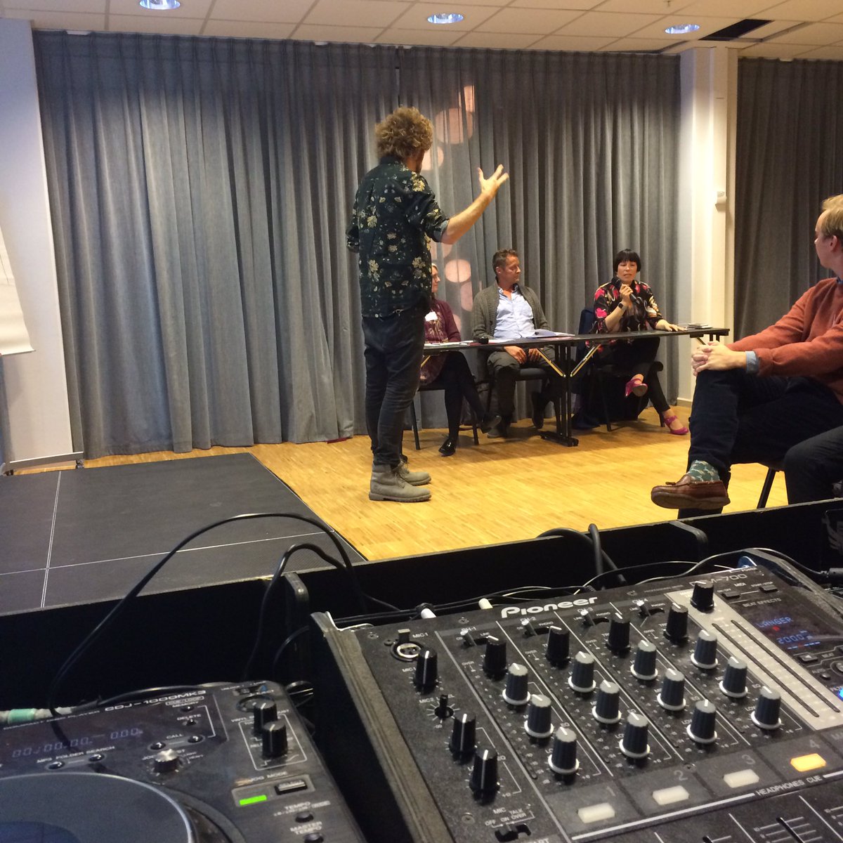 WorkWorkTrd's tweet photo. Vi stiller med musikken på #mathslam @NTNU @joroislien #mattemusikk https://t.co/mmDsu6aoky