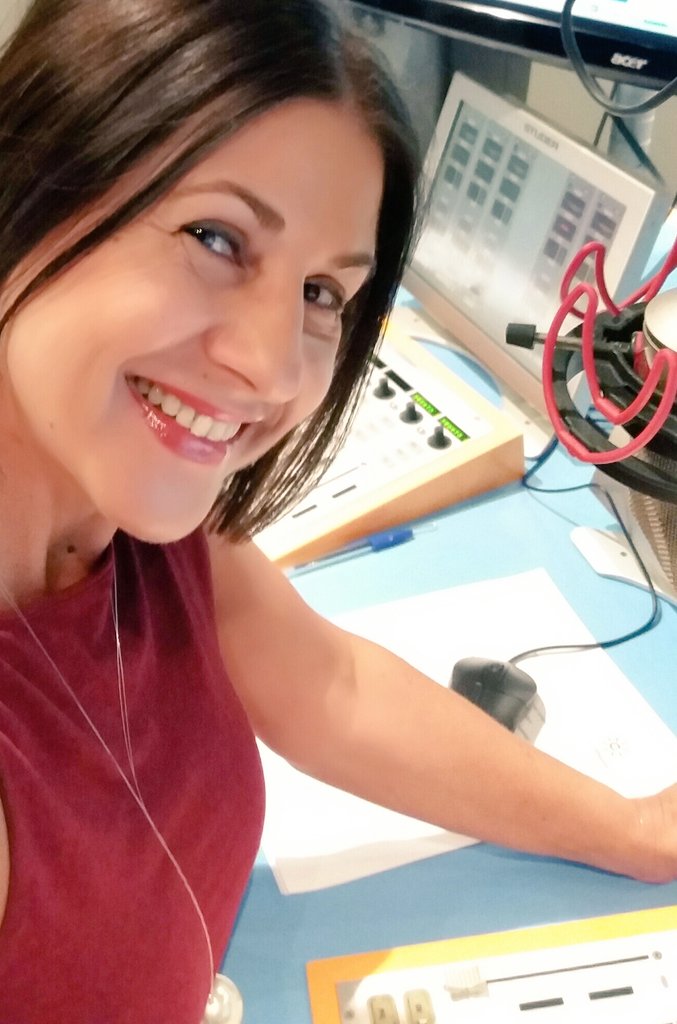 👍 #FelizOtoño ❤ y con música 🎵🎶 Y <a href="/canalfiesta/">Canal Fiesta Radio</a> PERFECTO  #TTT = #TemazoTrasTemazo A las 10 te espero #FormulaFiesta