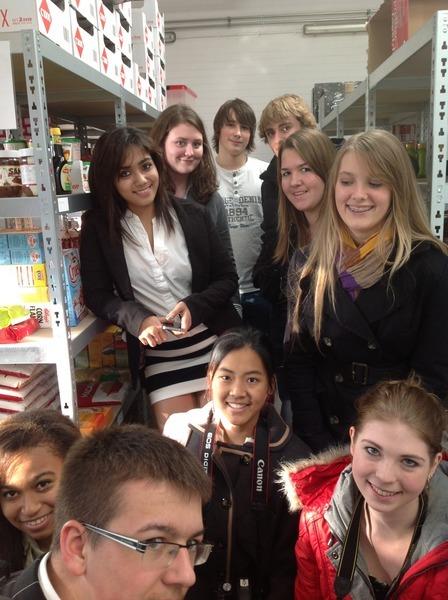 BSNetherlands's tweet photo. #BSNstudents link with Voorschoten Food Bank began 5 yrs ago and continues this w/e @alberthein  read @VoorschotenNU https://t.co/iaZZNsY1q5 https://t.co/FqX6JpshAx