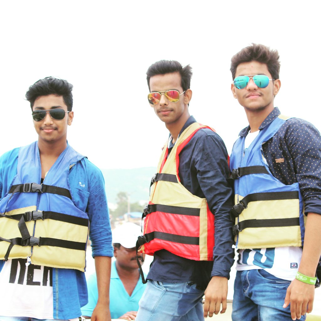 AryanKu94483582's tweet photo. #beachmode_oN #Vizag_trip #fuLl_enJoyment😎✌ https://t.co/4lrKOXOIwA