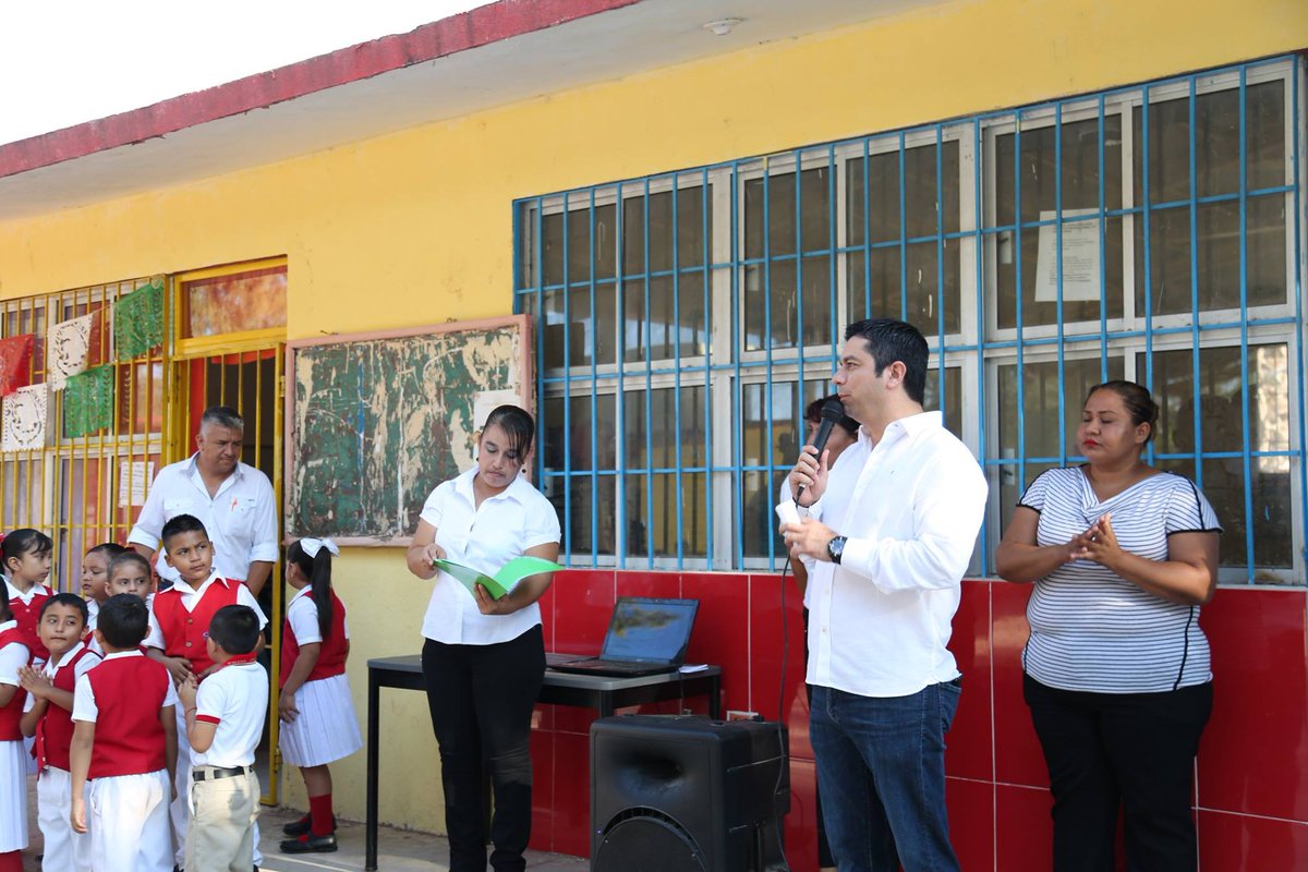 SanFernandoTamp's tweet photo. Inauguración de 1600 m2 de pavimentación en la Escuela Juan Escutia de la Colonia Ladrillera https://t.co/lNhwaOARC0