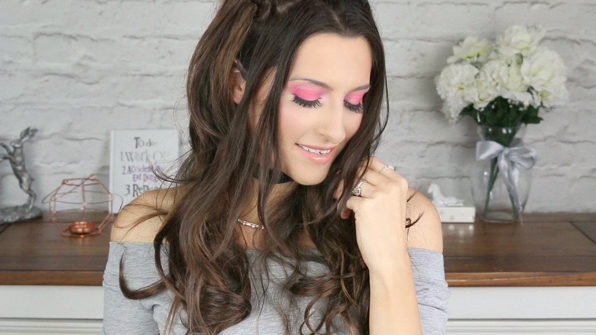 laurajanestyle's tweet photo. Pretty in Pink makeup tutorial inspired by @ArianaGrande #SideToSideVideo #bbloggers #fbloggers @FemaleBloggerRT https://t.co/kThBxh9kuB https://t.co/LFMTc7qAhg
