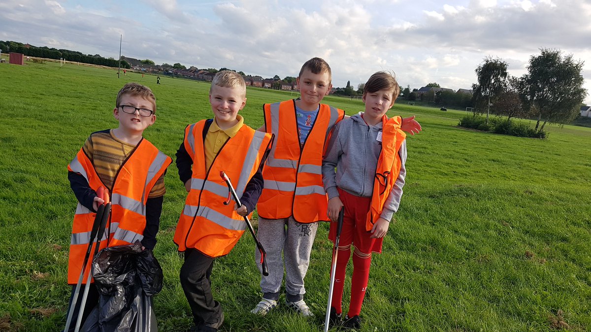 Linc2Wigan's tweet photo. Junior Voices for Choices doing a litter pick for their adventure service challenge and #thedealinaction #autumnsweep 😆♻ https://t.co/iDk5W3gWiD