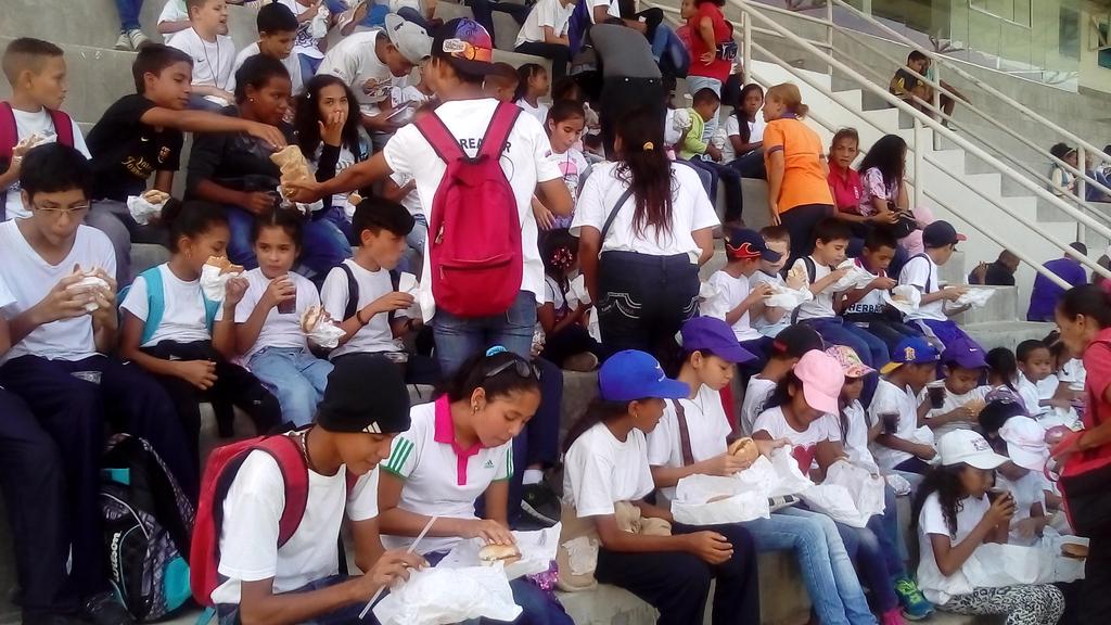 CDPuertoCabello's tweet photo. #PlanVacacional2016

Nuestros niños, niñas y jóvenes disfrutan de una hamburguesada como parte de las actividades. https://t.co/Qdpi04jINW