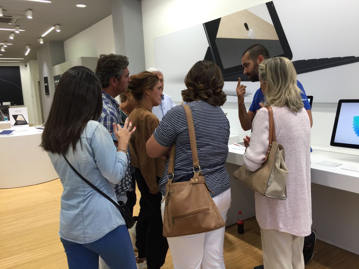 Rossellimac's tweet photo. Esta tarde seminario #descubre #apple en #Rossellimac #Huelva donde hablamos de cómo crear álbumes físicos con la app Fotos. https://t.co/Zpo5VbFXPj