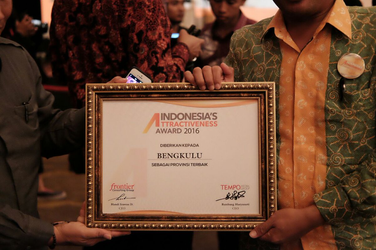 mediacenterBKL's tweet photo. Selamat kpd Gub @ridwanmukti1963 Bengkulu mendapat penghargaan INDONESIA'S ATTRACTIVENESS AWARD 2016. https://t.co/CaTlNYAz8C