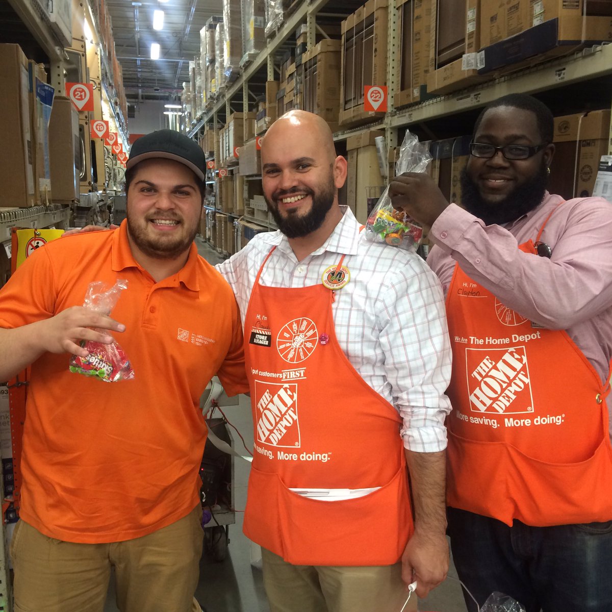 BAsds6957's tweet photo. @claudio2278 giving all kind of goodies #thankyouthursdays @DLapshan https://t.co/R6m4YNkuik