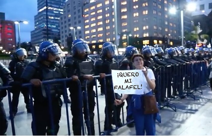 Imágen captada este pasado 15 de Septiembre en las inmediaciones del Zócalo Capitalino
#lovefalafel #QuieroMiFalafel