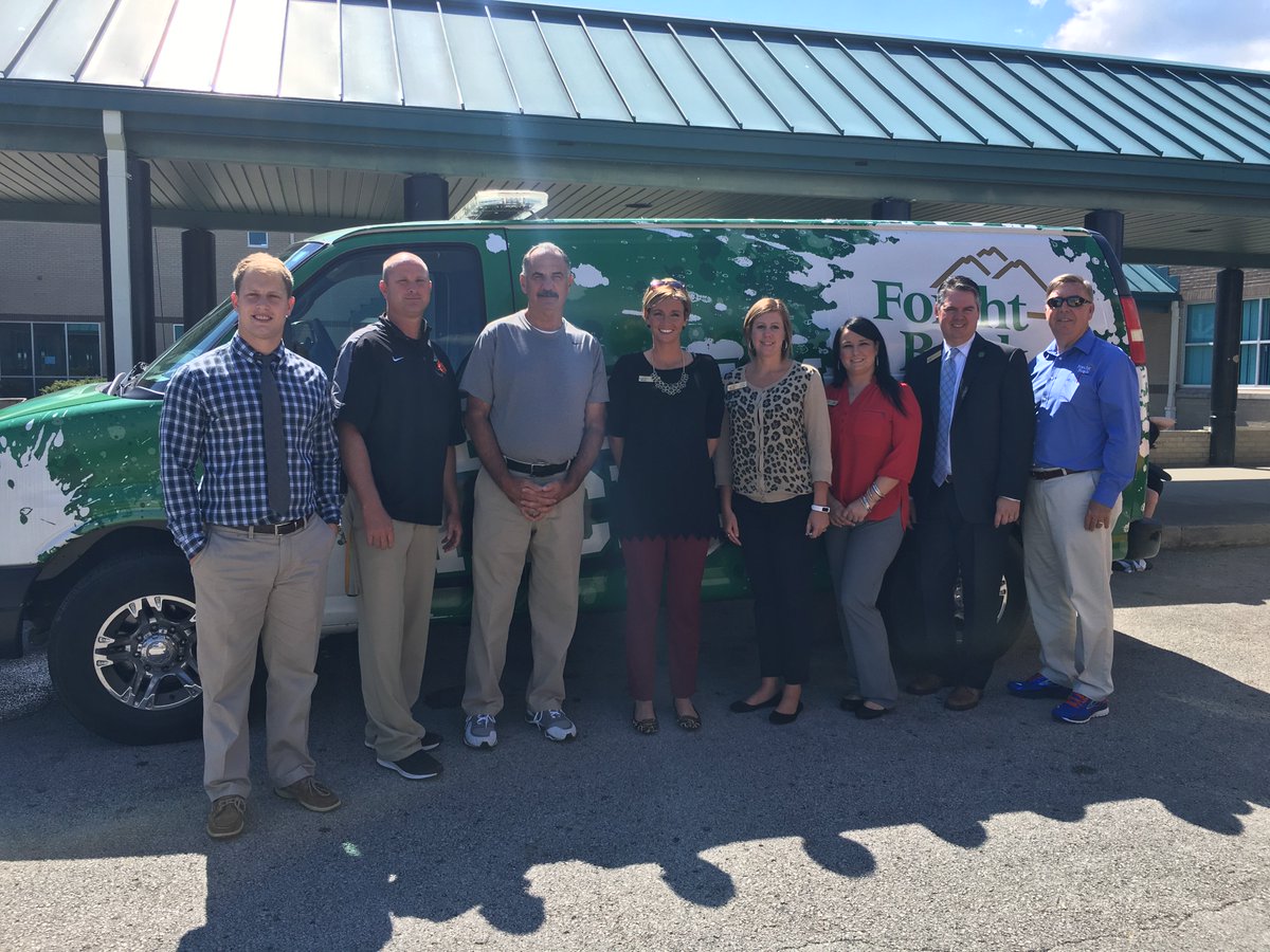 ForchtBank's tweet photo. We treated kids at Lynn Camp Schools w/ some cool snacks to reward their perfect attendance! #attendancematters #forchtbank https://t.co/fWB8ze4kGX