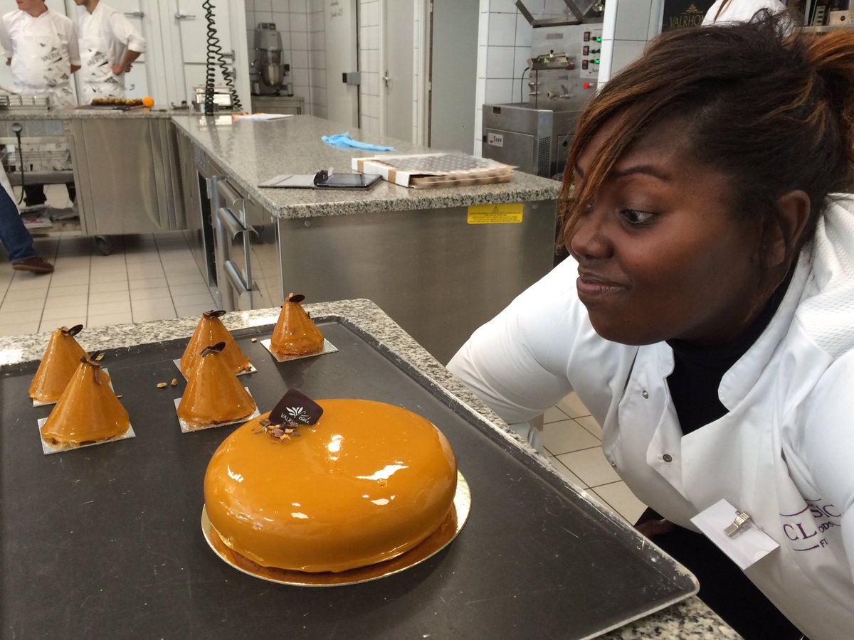 CabralSamcabral's tweet photo. Valrhona meet RA @ValrhonaFrance @ClassicFineFood @APaulaOliver @Nattinatnats @SimoneMcLean @martin@chefjeremyford @gimmec77 @cake_FROSTing https://t.co/EdWwYg5EXE