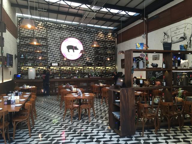 ¿Alguna vez has probado el lechón cortado con un plato? Así lo sirven en este lugar buff.ly/2cIBCxt