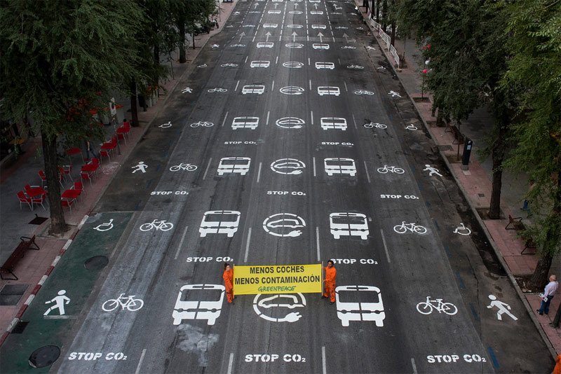 GreenpeaceArg's tweet photo. En el #DiaMundialSinAuto mirá la protesta que realizó @greenpeace_esp en Madrid. 

- 🚗 + 🚲
¡RT si apoyás! https://t.co/kcPNbPDMdO