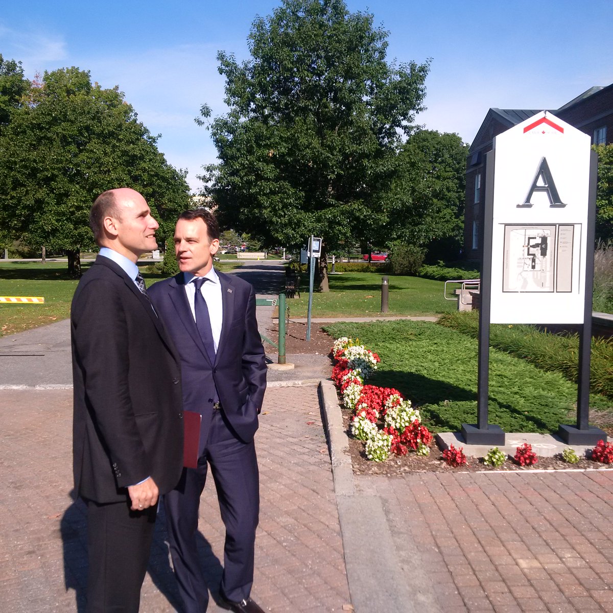 jyduclos's tweet image. Très content d'avoir pu rencontrer les employés de la @SCHL_ca ce matin ! Merci pr l'accueil @ewsiddall