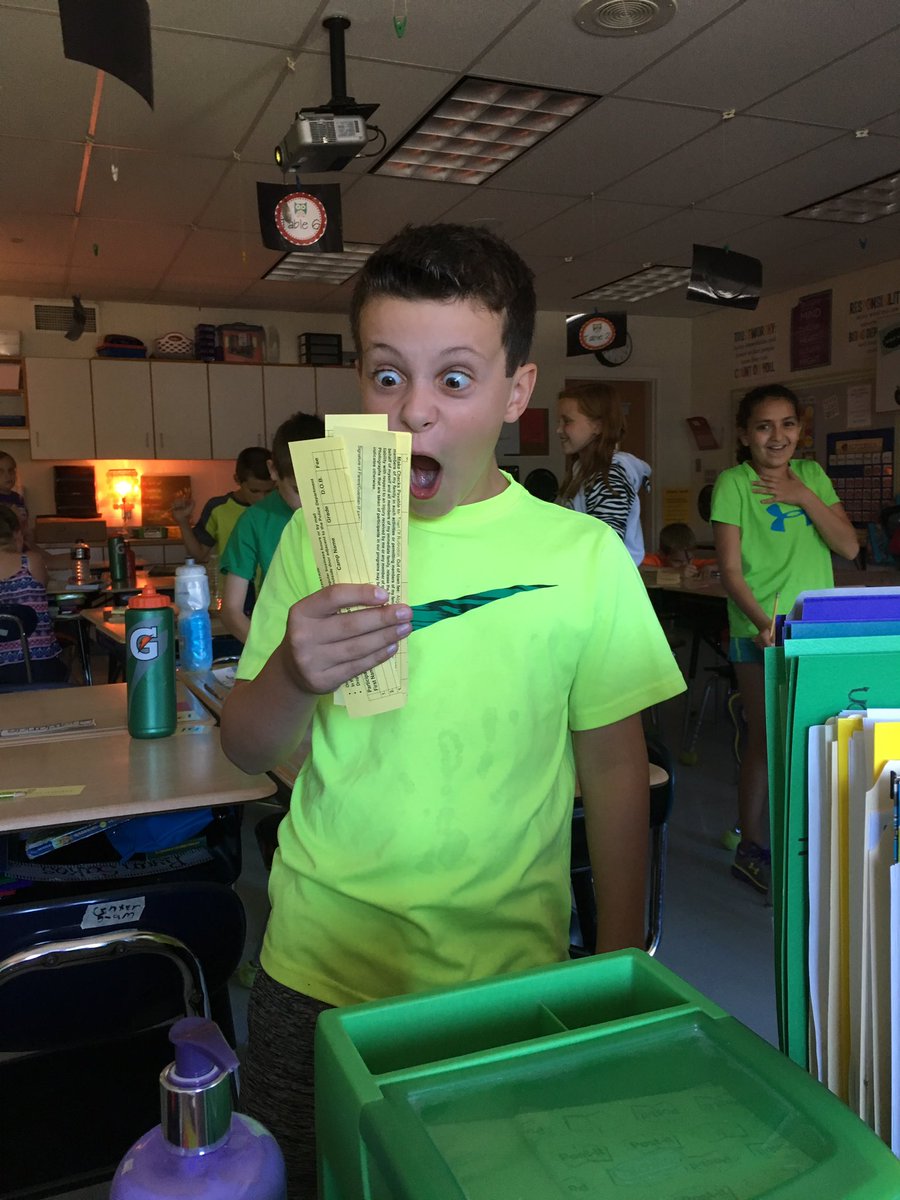 MrsMadru's tweet photo. Our class has already read HOW many books this year?! #bookchallenge #paperchain #trimester1 #ellingcen https://t.co/60EY1PvEGB