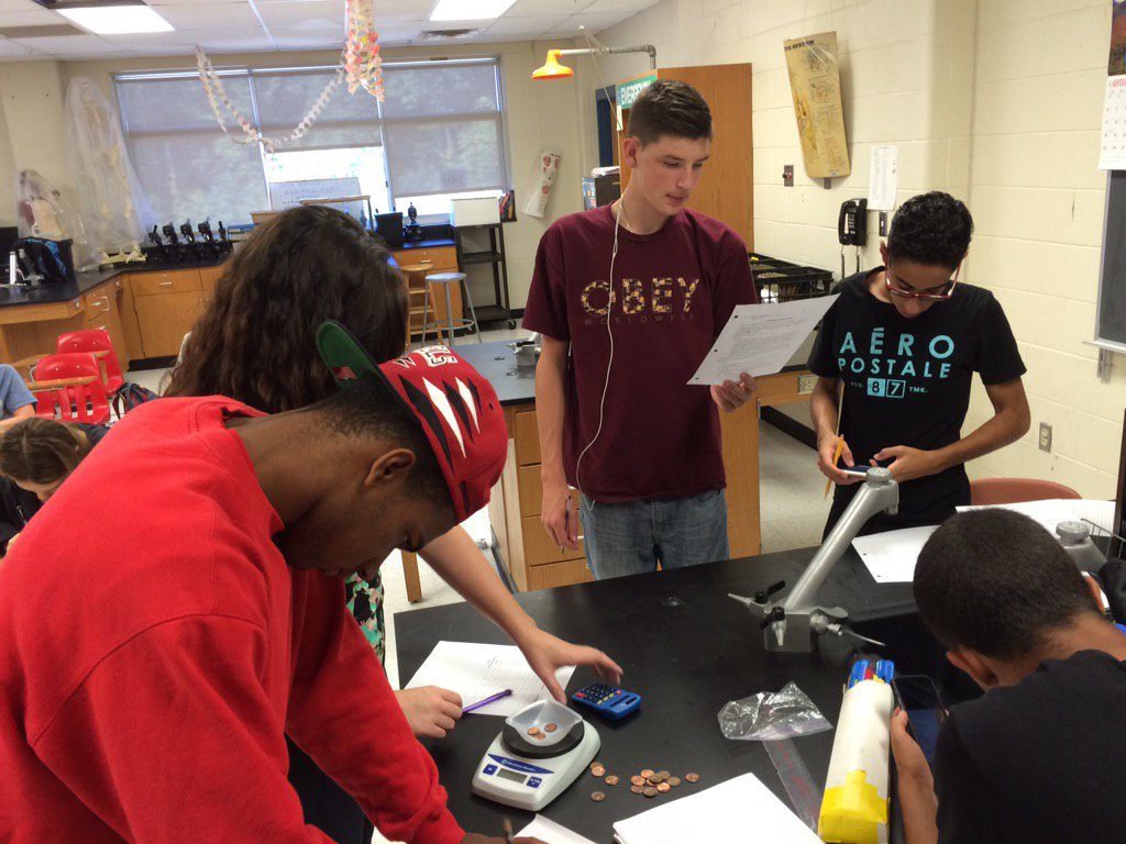 KimcastanoAn's tweet photo. LOVE this ICT class! #makelearninfun #RCK #collaboratetolearn #pchem https://t.co/v95Xn1khRx