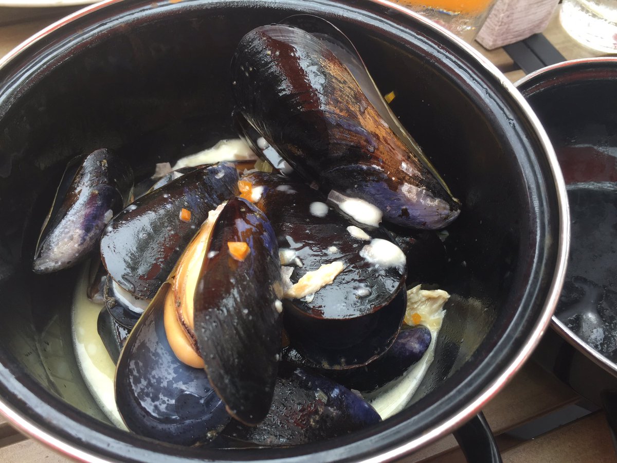 liveyeung's tweet photo. Yummy fall food to start the day! #foodie #mussels #firstdayoffall https://t.co/KW8LcHjCyd