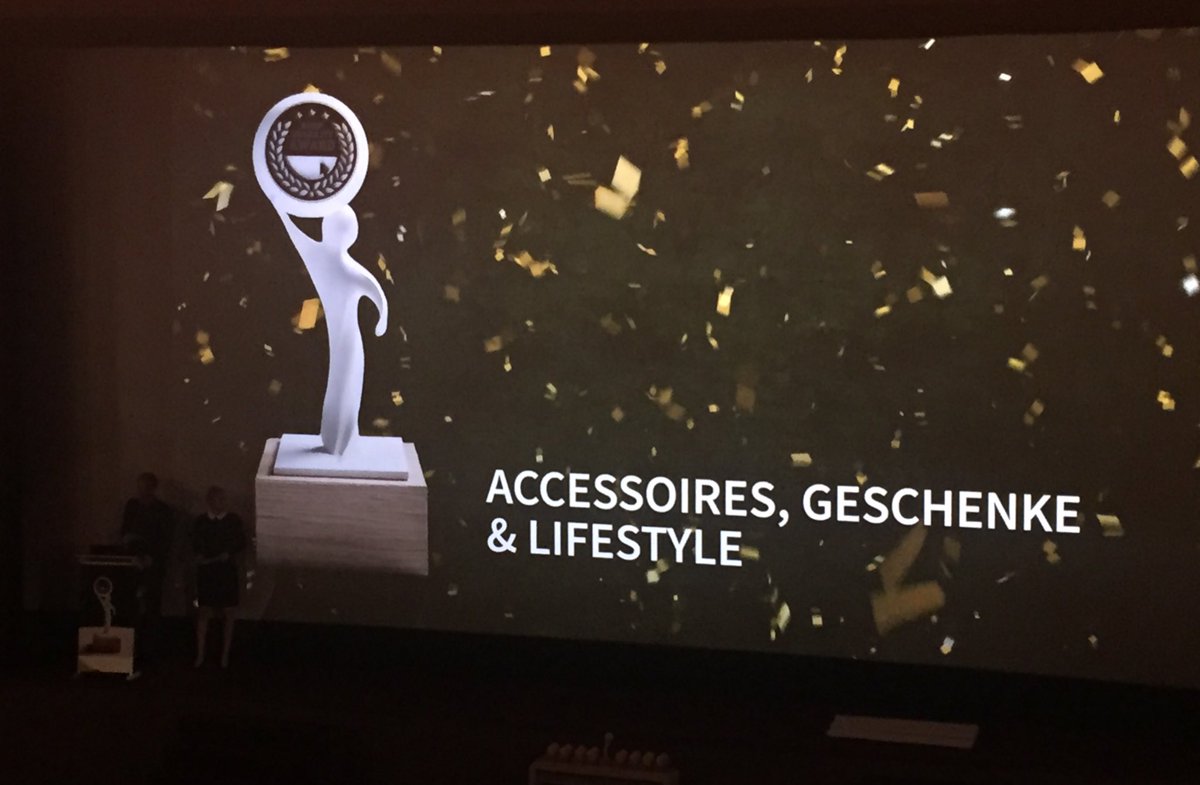 k5_futureretail's tweet photo. Und der erste Award geht an.... @design3000! Glückwunsch! #SUA2016 https://t.co/l2oDJFH6gz