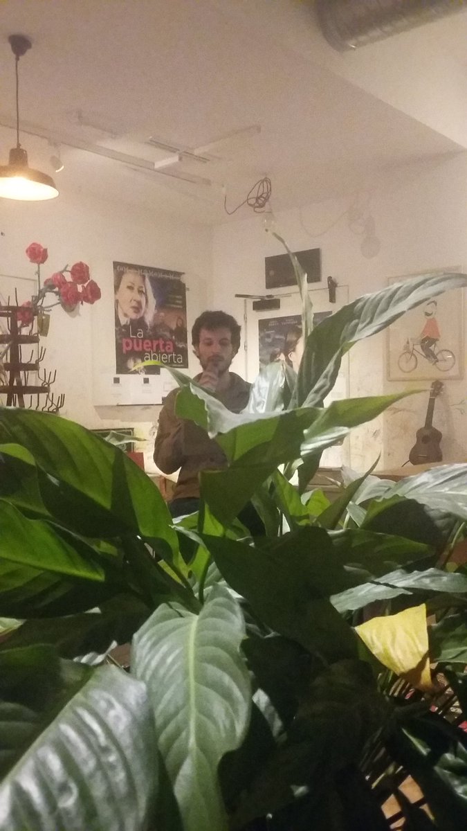 BabelTorrelodon's tweet photo. Comienza la segunda Jam sesión de poesía con @ElDragonSchool ..gracias Samuel por tu arte. ..olé https://t.co/B13S9deuPg