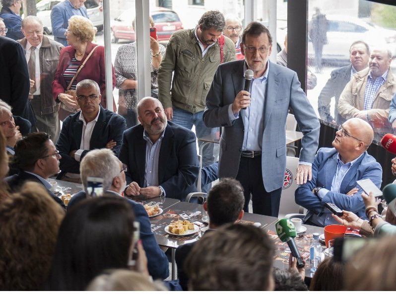 MrInsustancial's tweet photo. Tomo la palabra para decir que no sé porque tenemos que pagar a escote. Aquí, mi colega, ha tomado postre y yo no. https://t.co/RUHAr2Q9LI