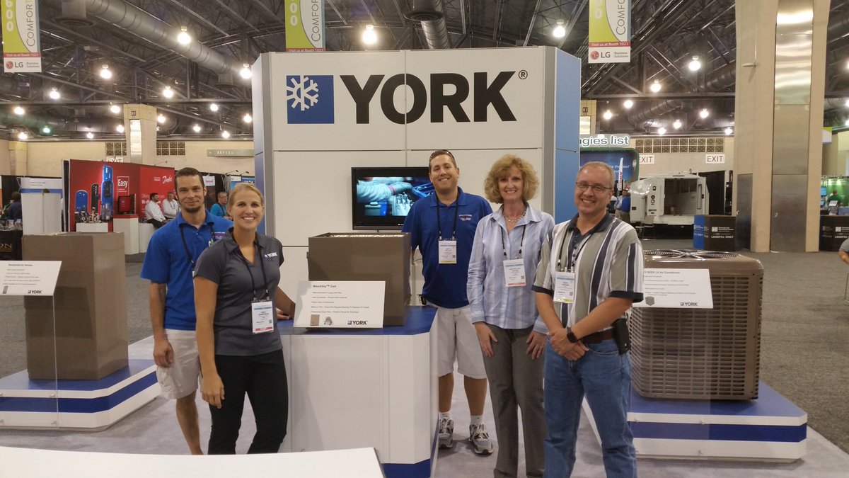 MaryEllenHouse's tweet photo. More fun @comfortechshow     #comfortechshow @EmZim15 with Ultimate Comfort and Hannabery HVAC. https://t.co/6tdLjzlBCp